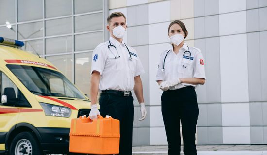 师宗救护车转运病人车内有没有插电源的位置？